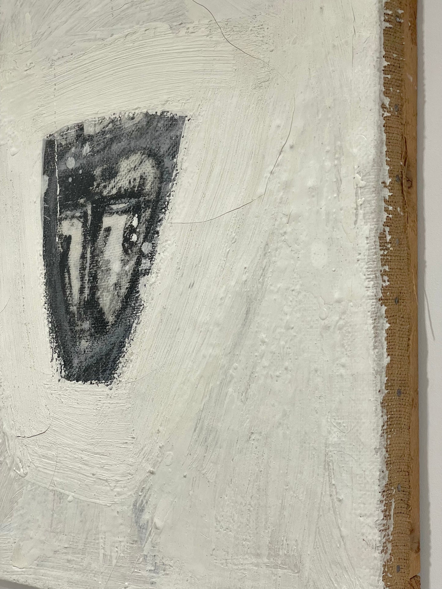 Voile blanc, fusain, pastel et cire sur toile de jute montée sur bois