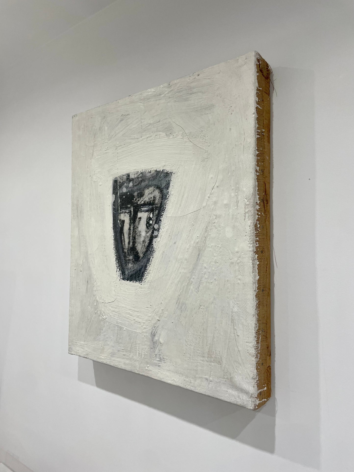 Voile blanc, fusain, pastel et cire sur toile de jute montée sur bois